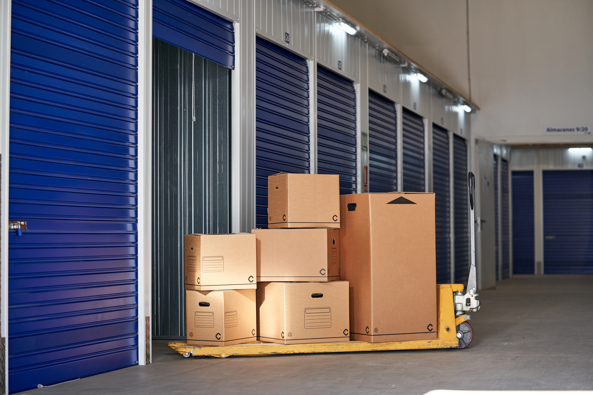 Louer un garde-meuble à Paris : solutions de stockage adaptées à vos besoins