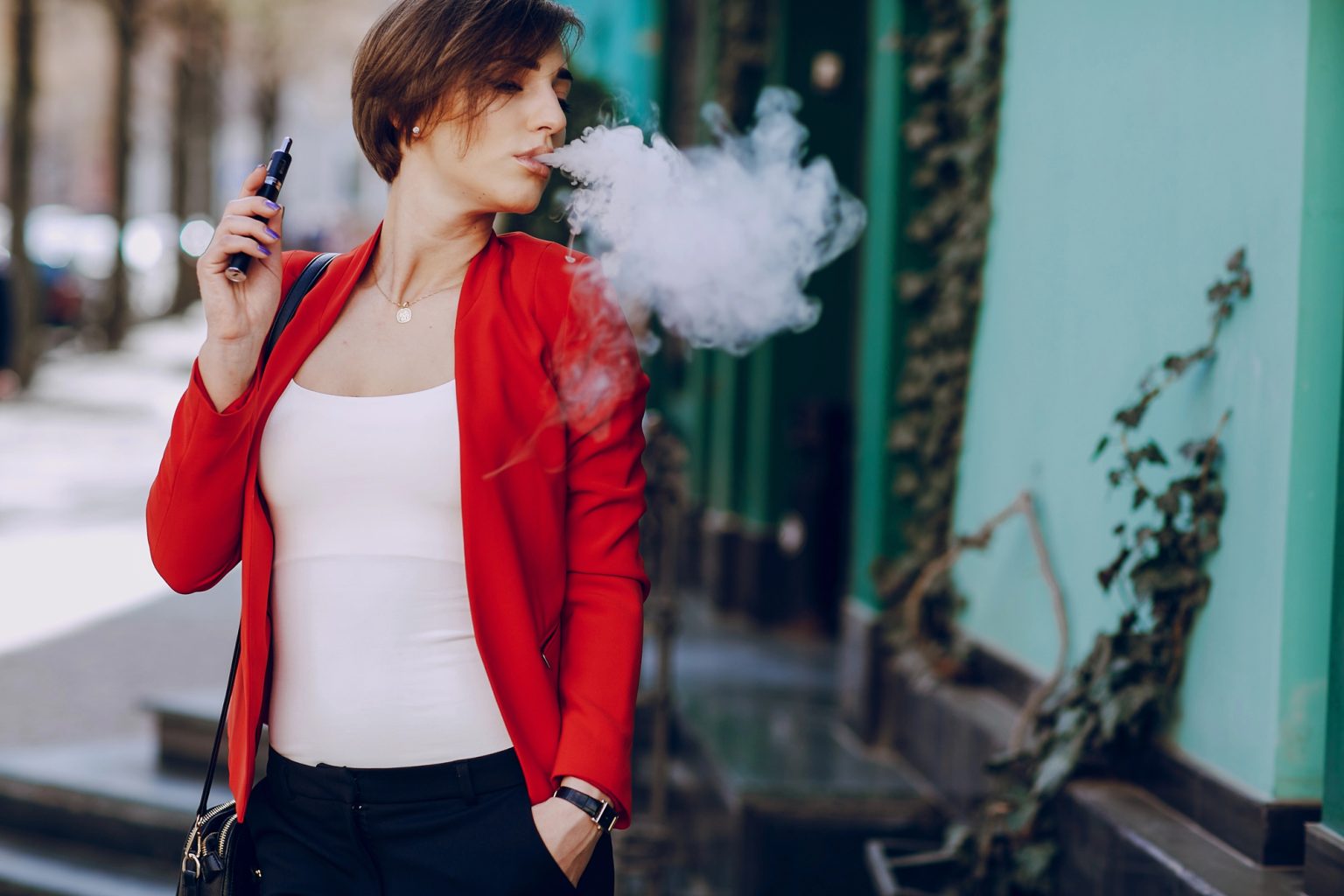 Une parisienne en train de vapoter à Saint-Germain-des-Prés